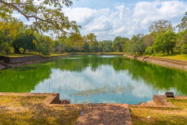 Anuradhapura, Sri Lanka 'da büyük bir sarnıç.