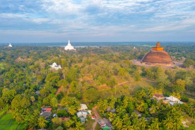 Sri Lanka 'daki Annuradhapura antik sitesinin havadan görünüşü.