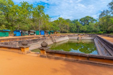 Sri Lanka 'daki Annuradhapura' da Kuttam Pokuna çifte havuzu.