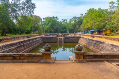 Sri Lanka 'daki Annuradhapura' da Kuttam Pokuna çifte havuzu.
