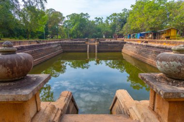 Sri Lanka 'daki Annuradhapura' da Kuttam Pokuna çifte havuzu.