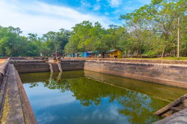 Sri Lanka 'daki Annuradhapura' da Kuttam Pokuna çifte havuzu.