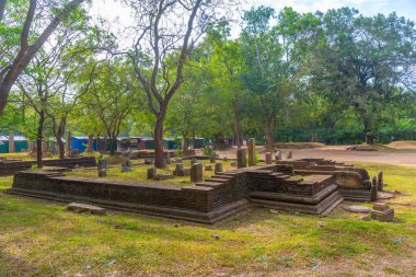 Sri Lanka 'daki Annuradhapura' da Kuttam Pokuna çifte havuzu.