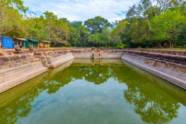 Sri Lanka 'daki Annuradhapura' da Kuttam Pokuna çifte havuzu.