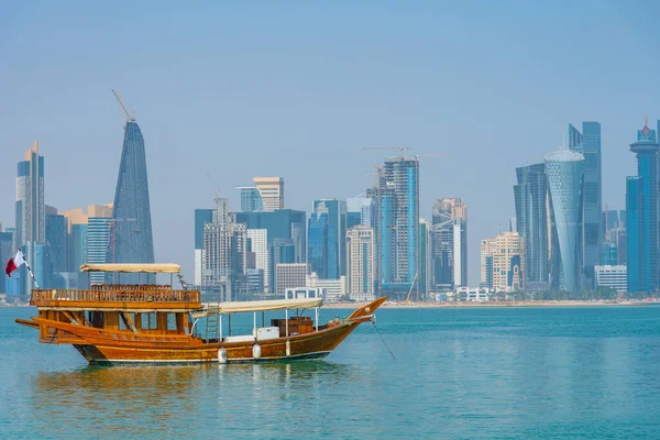 Katar 'da Doha' nın ufuk çizgisi ile geleneksel dhows.