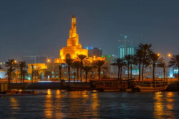 Katar Doha Kentindeki Fanar Mescid Camiinin Gece Manzarası — Stok fotoğraf