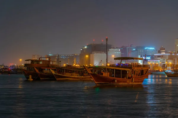 Традиционные Дхоу Швартовы Дохе Катаре Ночью — стоковое фото