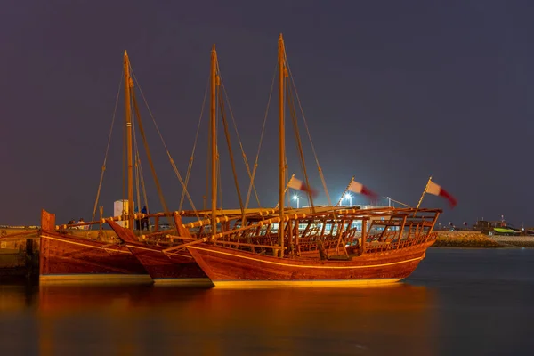 Παραδοσιακά Αγκυροβόλια Αγκυροβολούν Στη Ντόχα Του Κατάρ Νύχτα — Φωτογραφία Αρχείου