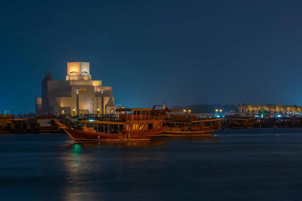 カタール ドーハのイスラム美術館の夜景 — ストック写真