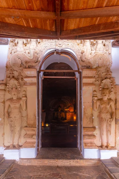 スリランカのダンブラ洞窟寺院複合体 — ストック写真