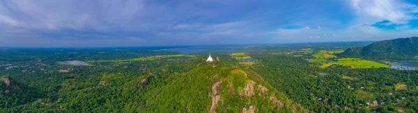 スリランカのミヒンターレ仏教遺跡の空中写真 — ストック写真