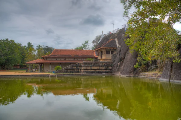 スリランカのAnuradhapura近くのIsurumuniya Rajamaha Viharaya寺院 — ストック写真