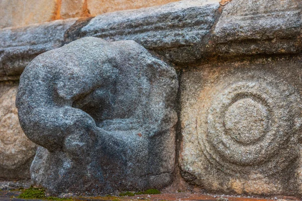 象の彫刻でJetavanarama Dagoba スリランカのAnuradhapura — ストック写真