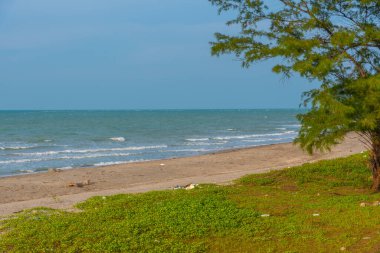 Jaffna, Sri Lanka yakınlarındaki Casuarina sahilinde gün batımı.