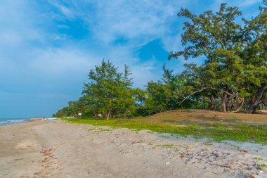 Jaffna, Sri Lanka yakınlarındaki Casuarina sahilinde gün batımı.