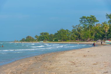 Jaffna, Sri Lanka yakınlarındaki Casuarina sahilinde gün batımı.