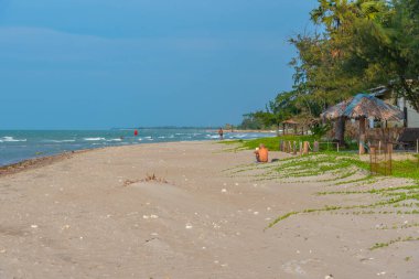 Jaffna, Sri Lanka yakınlarındaki Casuarina sahilinde gün batımı.