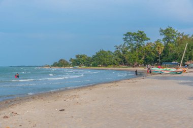 Jaffna, Sri Lanka yakınlarındaki Casuarina sahilinde gün batımı.
