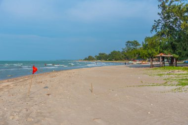 Jaffna, Sri Lanka yakınlarındaki Casuarina sahilinde gün batımı.