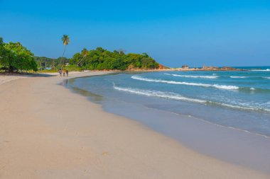 Trincomalee, Sri Lanka 'daki Uppuveli Plajı' nda güneşli bir gün.