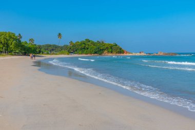 Trincomalee, Sri Lanka 'daki Uppuveli Plajı' nda güneşli bir gün.