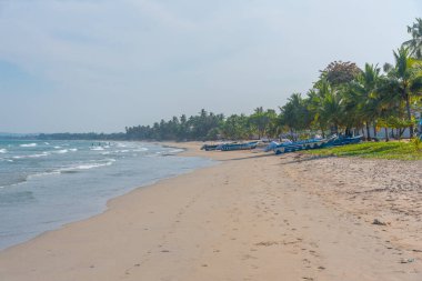 Trincomalee, Sri Lanka 'daki Uppuveli Plajı' nda güneşli bir gün.