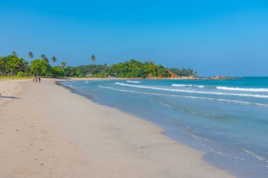 Trincomalee, Sri Lanka 'daki Uppuveli Plajı' nda güneşli bir gün.