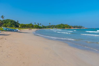 Trincomalee, Sri Lanka 'daki Uppuveli Plajı' nda güneşli bir gün.