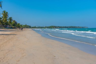 Trincomalee, Sri Lanka 'daki Uppuveli Plajı' nda güneşli bir gün.