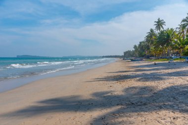 Trincomalee, Sri Lanka 'daki Uppuveli Plajı' nda güneşli bir gün.