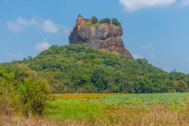 Sri Lanka ufkunun üzerinde Sigirya kaya kalesi inşa edildi..