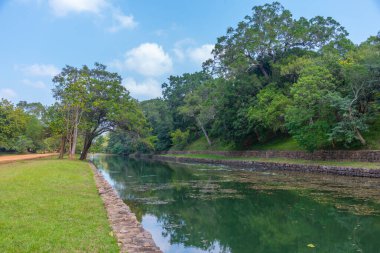 Sri Lanka 'daki Sigirya kaya kalesini çevreleyen hendek.