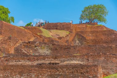 Sri Lanka 'daki Sigirya kaya kalesinin kalıntılarının manzarası.