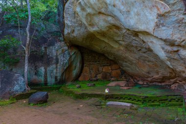 Sri Lanka 'daki Sigirya kaya kalesinin kalıntılarının manzarası.