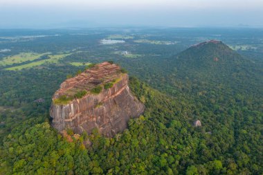 Sri Lanka 'daki Sigirya kaya kalesinin gündoğumu manzarası.