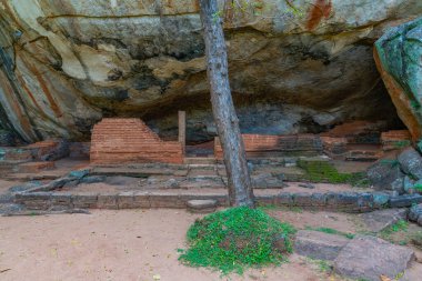 Sri Lanka 'daki Sigirya kaya kalesinin kalıntılarının manzarası.