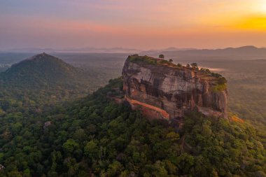 Sri Lanka 'daki Sigirya kaya kalesinin gündoğumu manzarası.