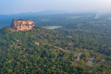 Sri Lanka 'daki Sigirya kaya kalesinin günbatımı görüntüsü.