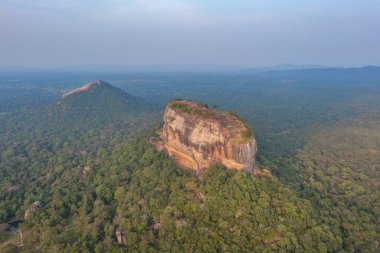 Sri Lanka 'daki Sigirya kaya kalesinin günbatımı görüntüsü.