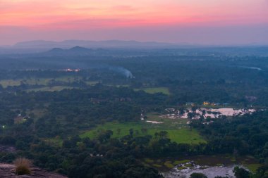 Sigiriya yakınlarındaki Pidurangala, Sri Lanka 'dan gün batımı manzarası.