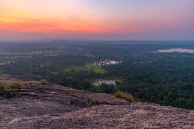 Sigiriya yakınlarındaki Pidurangala, Sri Lanka 'dan gün batımı manzarası.