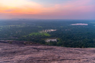 Sigiriya yakınlarındaki Pidurangala, Sri Lanka 'dan gün batımı manzarası.