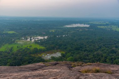 Sigiriya yakınlarındaki Pidurangala, Sri Lanka 'dan gün batımı manzarası.