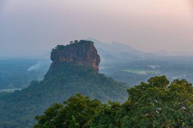 Sri Lanka 'daki Sigirya kaya kalesinin günbatımı görüntüsü.