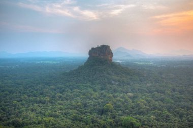 Sri Lanka 'daki Sigirya kaya kalesinin günbatımı görüntüsü.