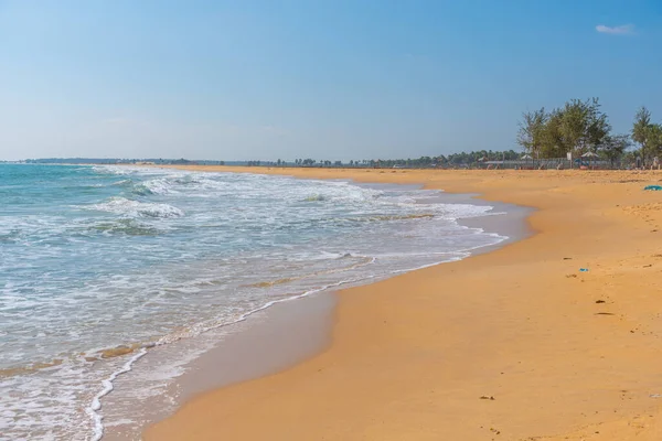 Sri Lanka 'daki Moorkkam plajı manzarası.