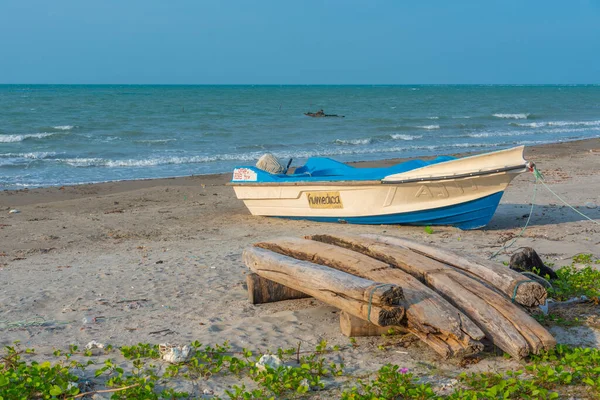 Jaffna, Sri Lanka yakınlarındaki Casuarina sahilinde balıkçı tekneleri.