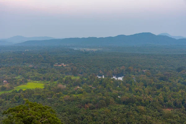 Sigiriya yakınlarındaki Pidurangala, Sri Lanka 'dan gün batımı manzarası.