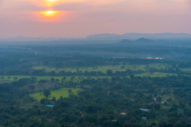 Sigiriya yakınlarındaki Pidurangala, Sri Lanka 'dan gün batımı manzarası.