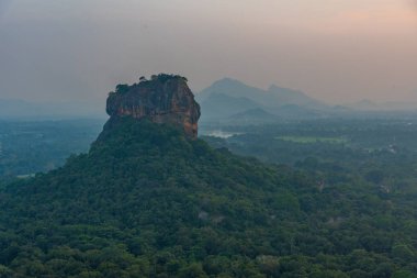 Sri Lanka 'daki Sigirya kaya kalesinin günbatımı görüntüsü.
